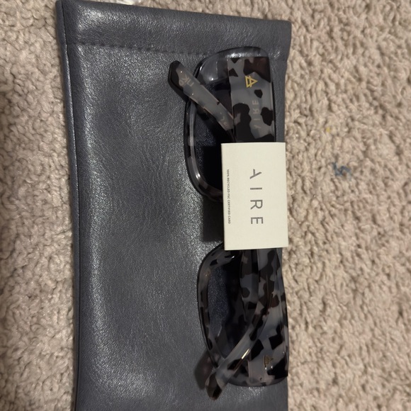 Tortoiseshell Rectangular Sunglasses - Gray/Brown Pattern - Picture 3 of 3